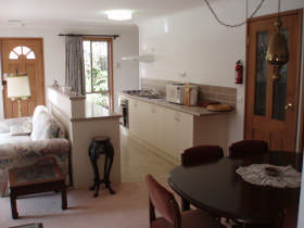 Adrienne's Place On Hill - Accommodation Gladstone