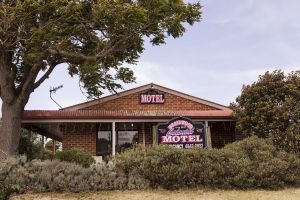 Colonial Motel - Accommodation Gladstone